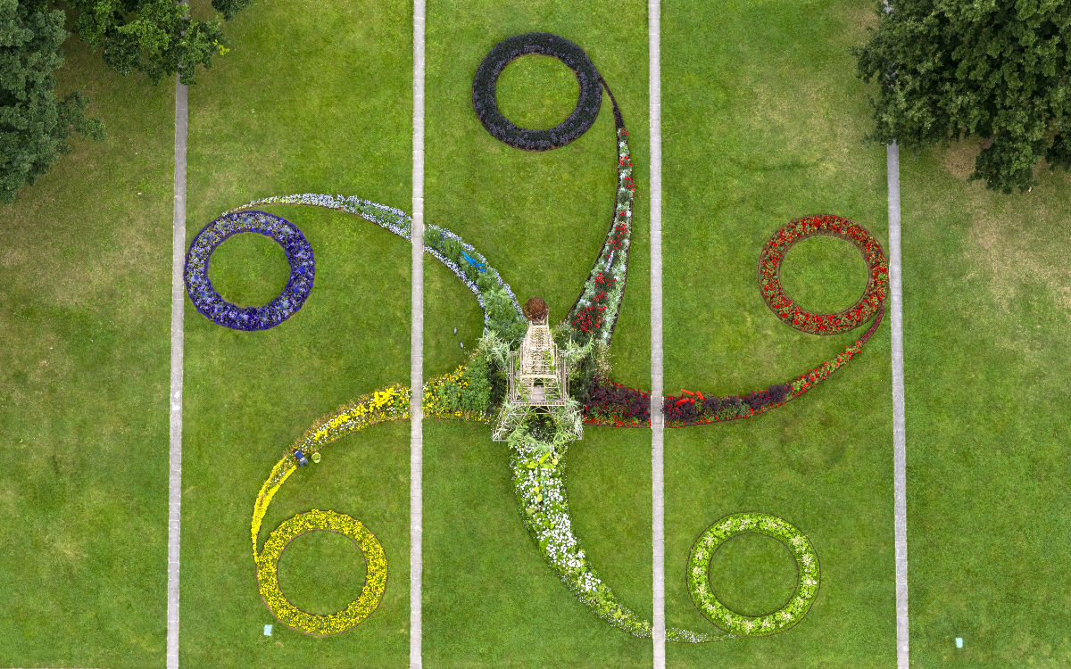 Vue aérienne des décorations florales formant les anneaux JOP, depuis la ballon de Paris Generali situé dans le Parc André Citroën. 