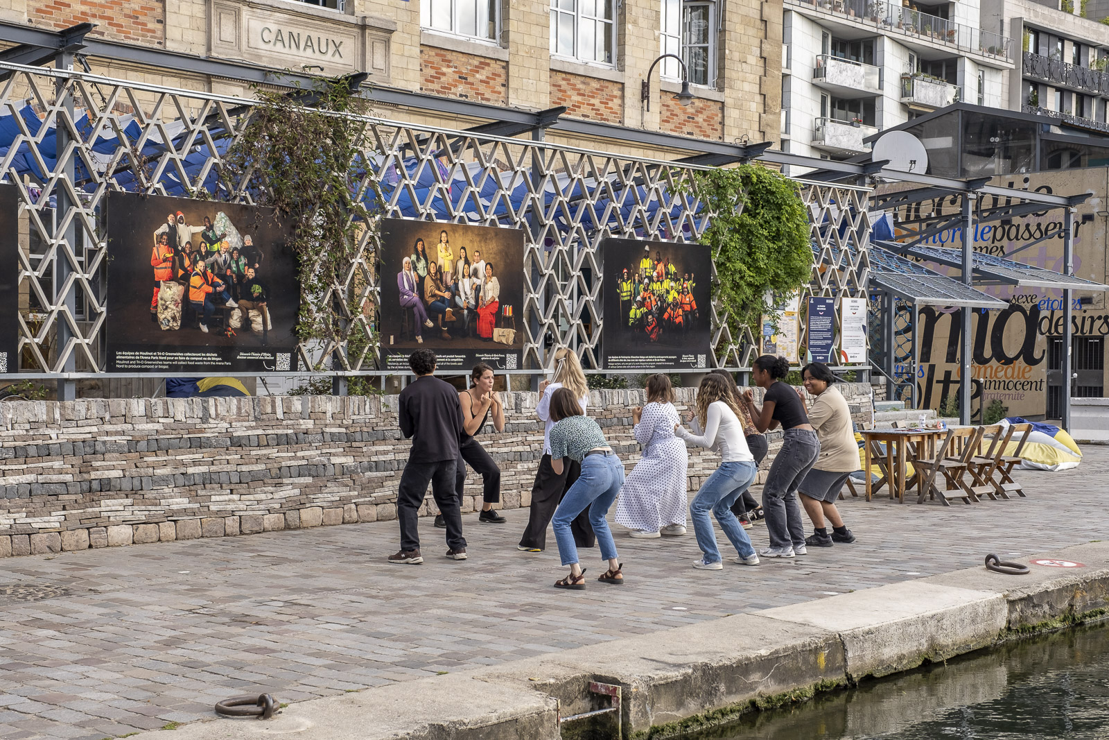 8 personnes apprennent la danse, dehors sur les quais de Seine