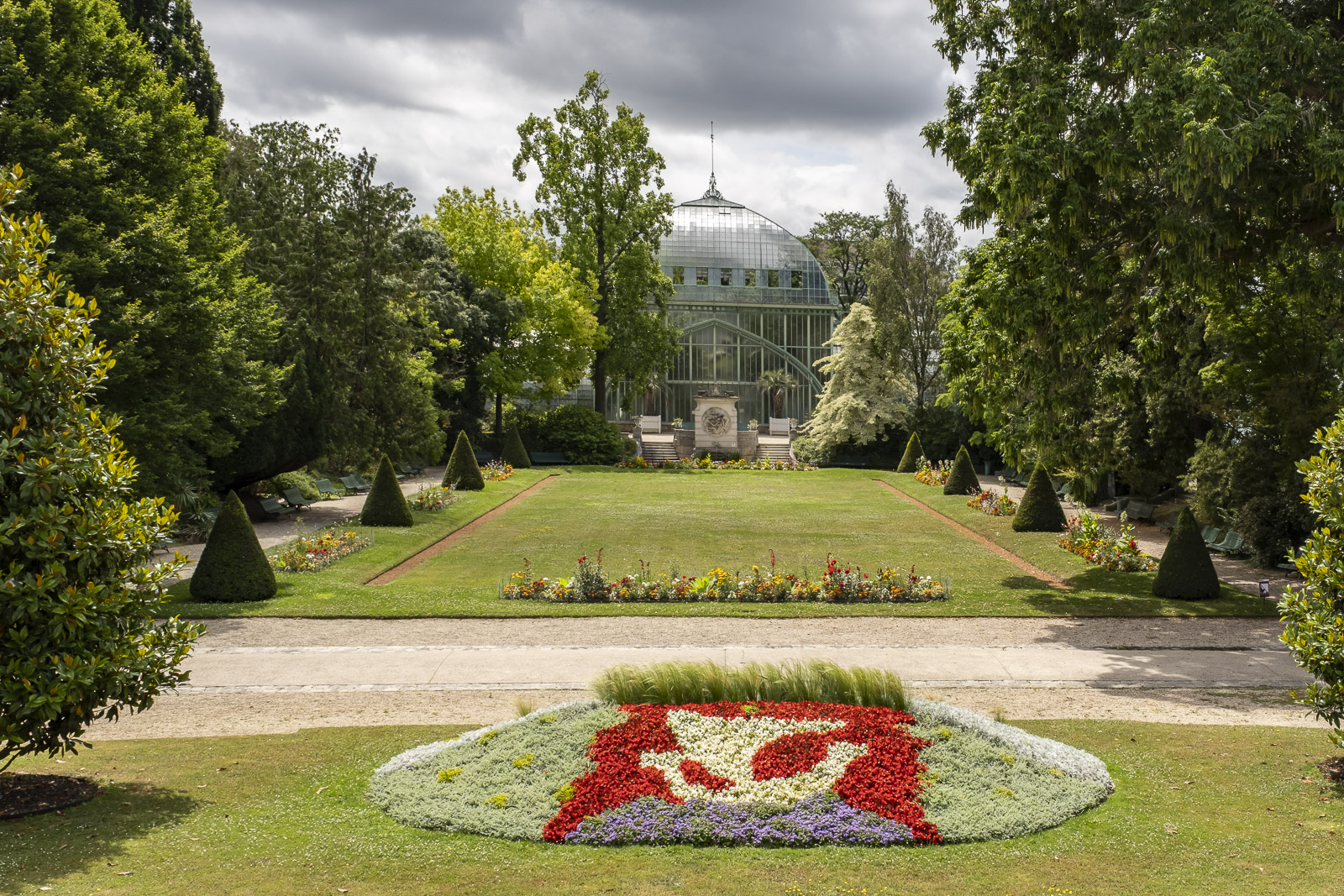 massif floral représentant la nef de Paris