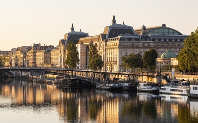 Vue sur le musée d'Orsay depuis un pont de la Seine.