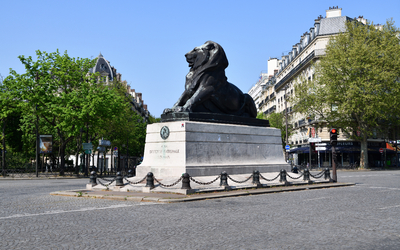 Vue du lion de la place Denfert-Rochereau depuis la rue Froidevaux