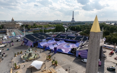 Site olympique de la Concorde, vue aérienne prise par drone, avec la tour Eiffel et les Invalides en arrière plan.