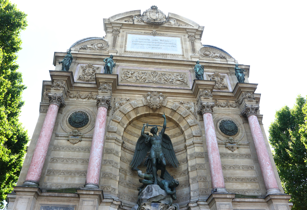 Vue sur la fontaine Saint-Michel. 