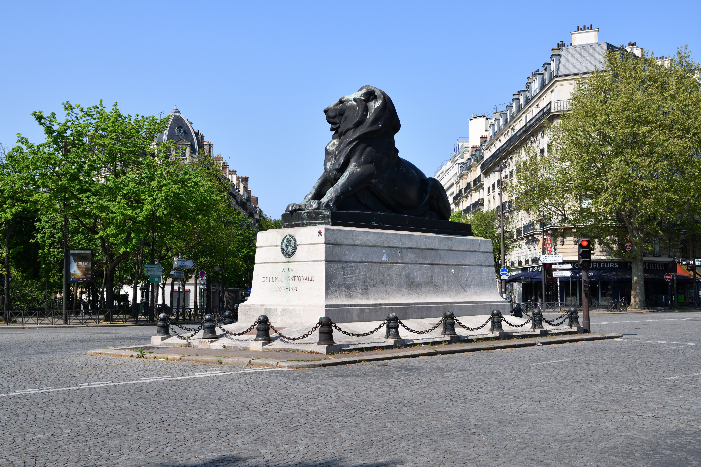 Vue du lion de la place Denfert-Rochereau depuis la rue Froidevaux