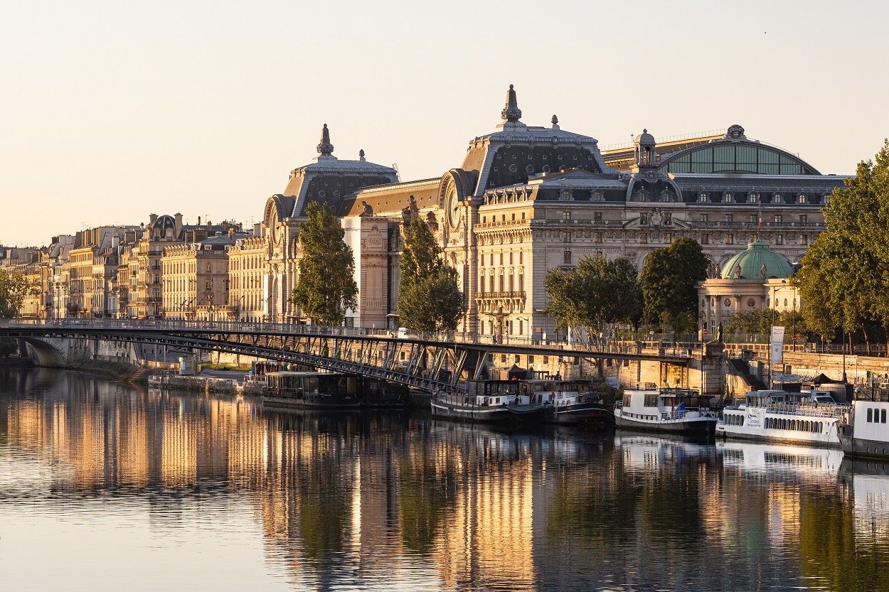 Vue sur le musée d'Orsay depuis un pont de la Seine.