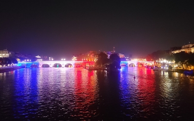 Le Pont Neuf illuminé aux couleurs du drapeau français