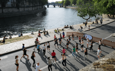 Photo aérienne montrant des pratiquants de sport sur le bord de la Seine