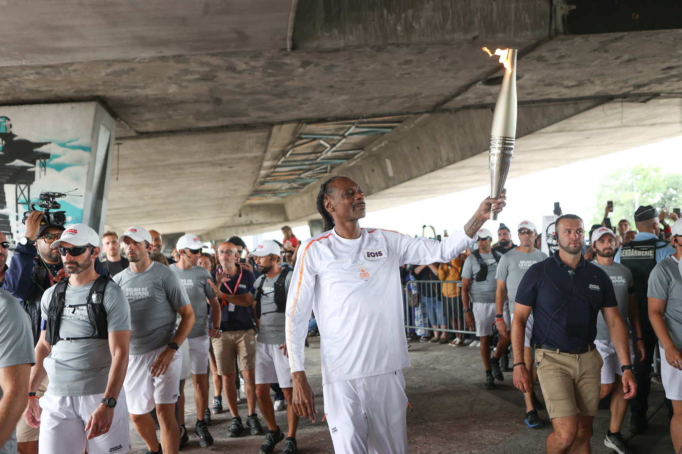 Le rappeur américain Snoop Dogg, a porté la flamme au Stade de France, à Saint-Denis . 