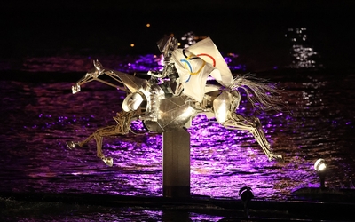 Une cavalière chevauchant un cheval métallique sur la Seine pour la Cérémonie.
