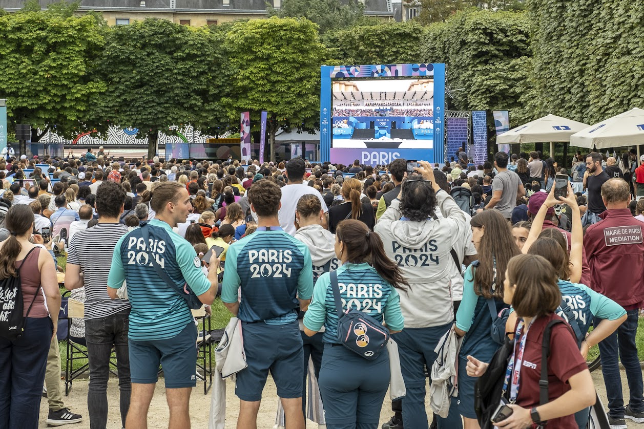 Une foule venue nombreuse au parc de Choisy (13e) pour la cérémonie des Jeux.