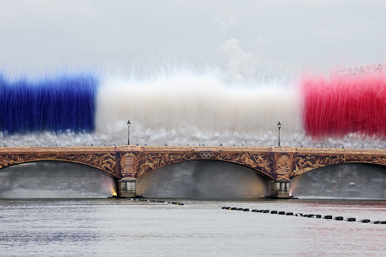 Des fumigènes tricolores sur un pont de la Seine.