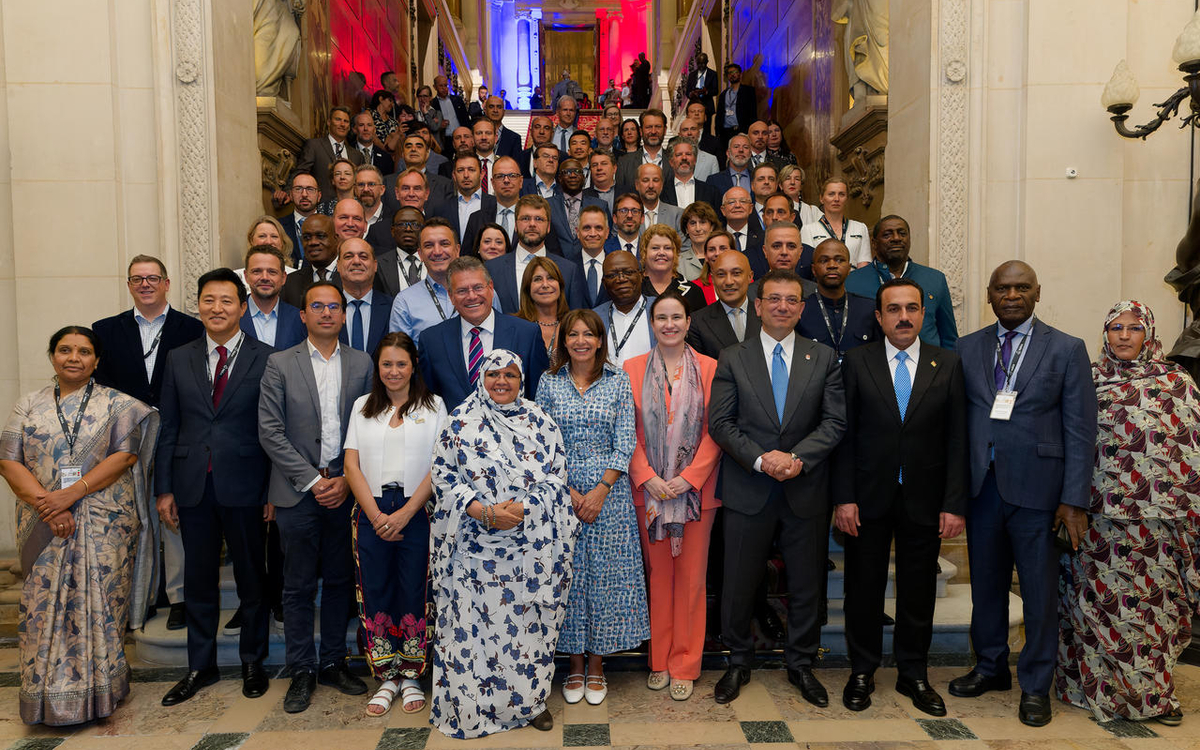 sommet des maires engagés pour le climat dans le grand escalier d'honneur de l'hotel de ville