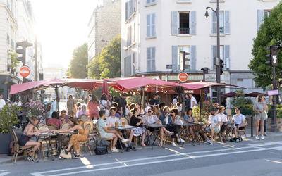 Terrasses sous le soleil de Paris. 