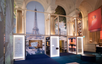 Panneaux de l'exposition avec la tour Eifffel en fond