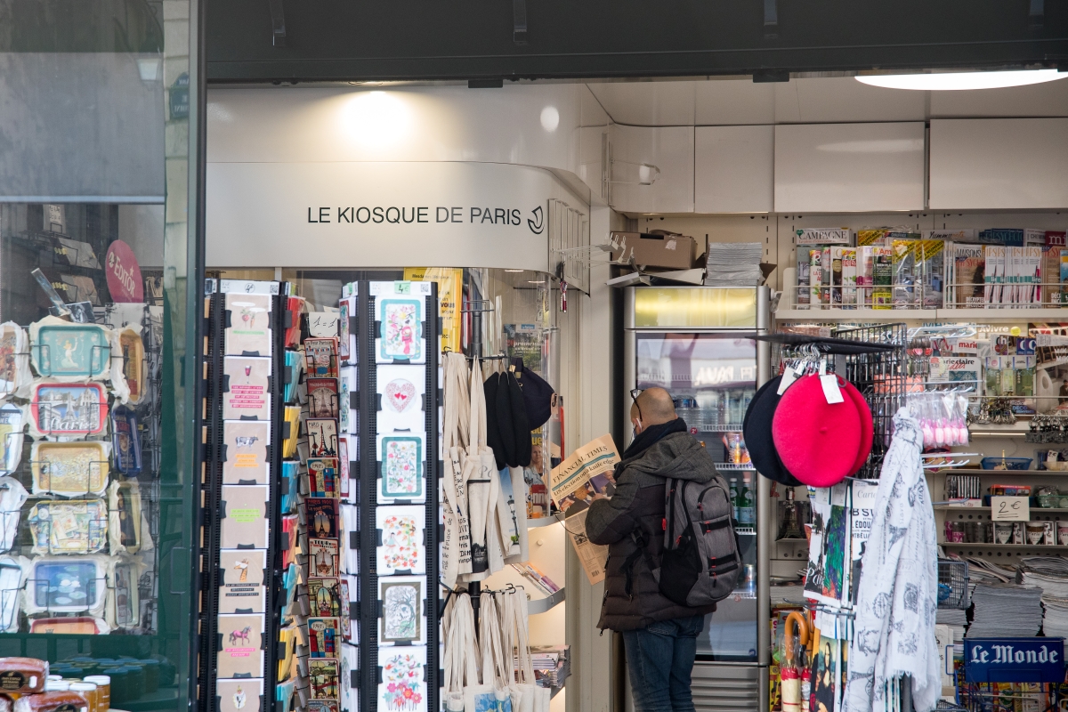 Intérieur d'un kiosque parisien