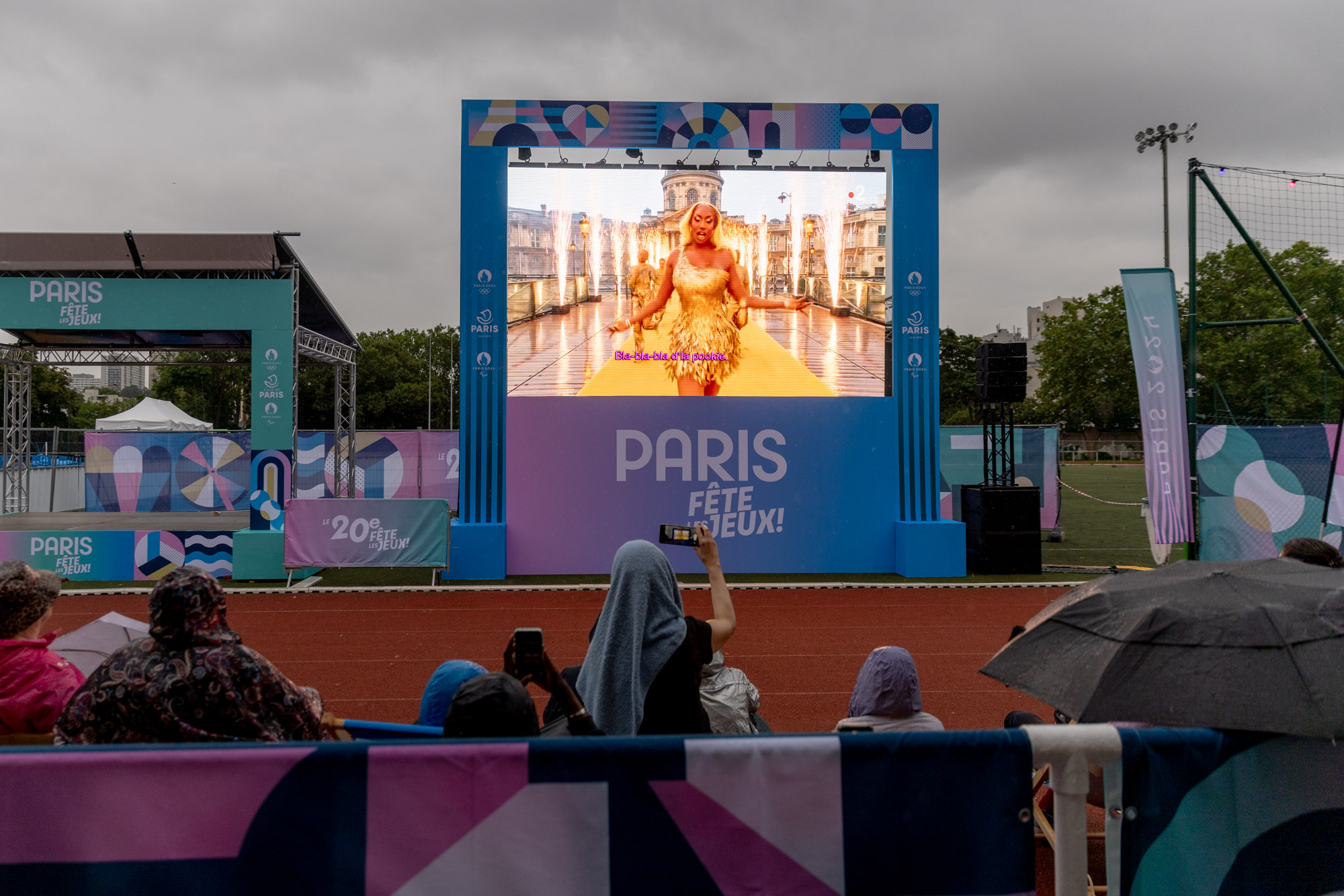 Photo de la performance d'Aya Nakamura sur grand écran au stade Louis Lumière