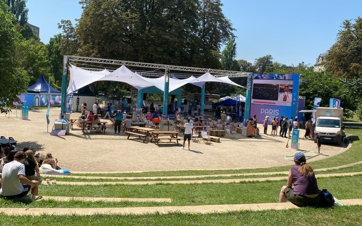 des gens sous des barnums au parc sainte périne