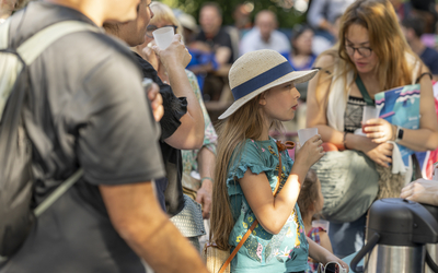 Enfants et adultes participants à un atelier découverte sur les mocktails