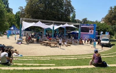 des gens sous des barnums au parc sainte périne 