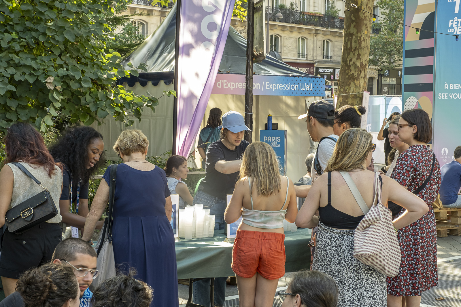 Enfants et adultes participant à un atelier découverte sur les mocktails