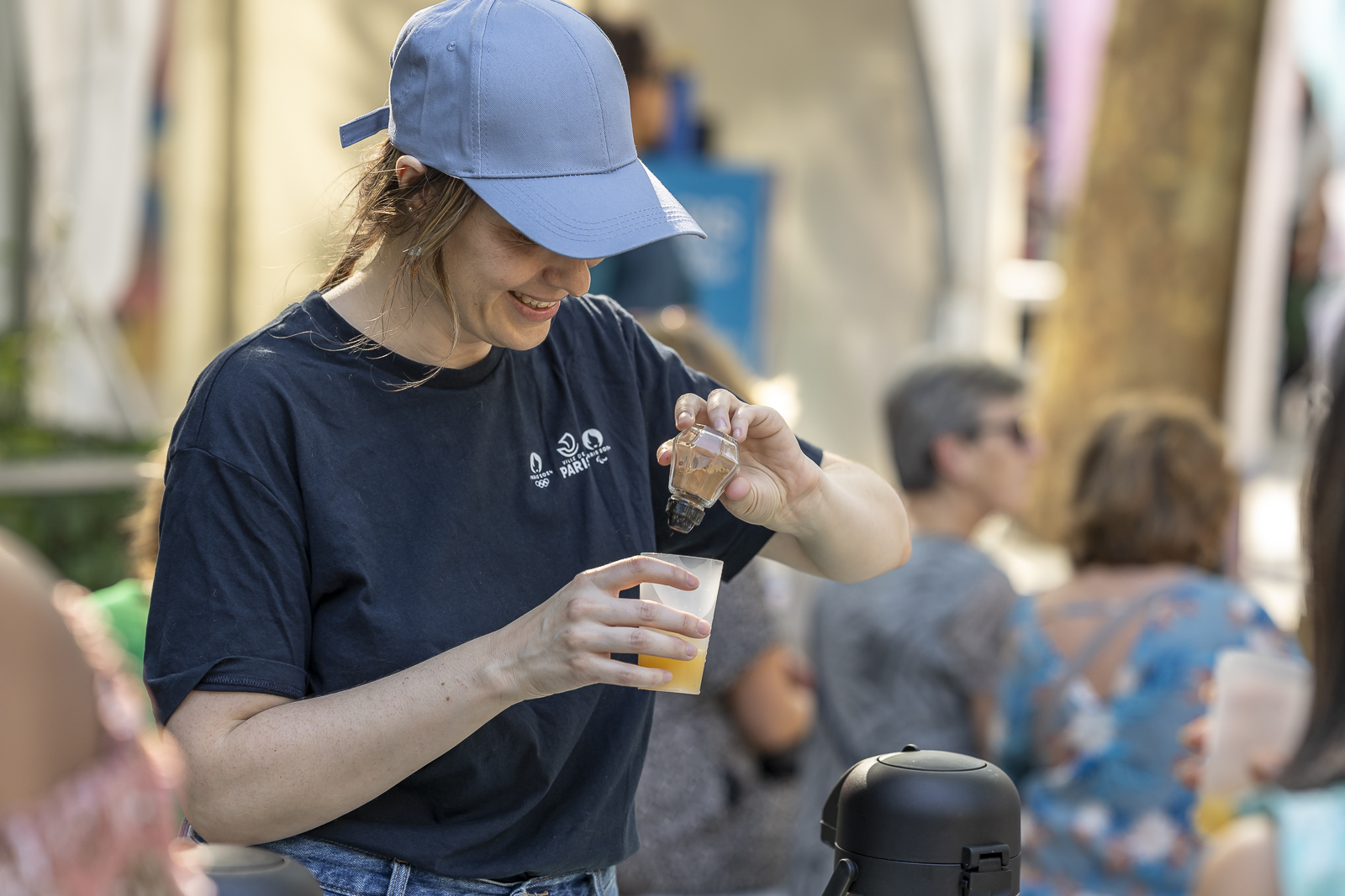 Enfants et adultes participant à un atelier découverte sur les mocktails