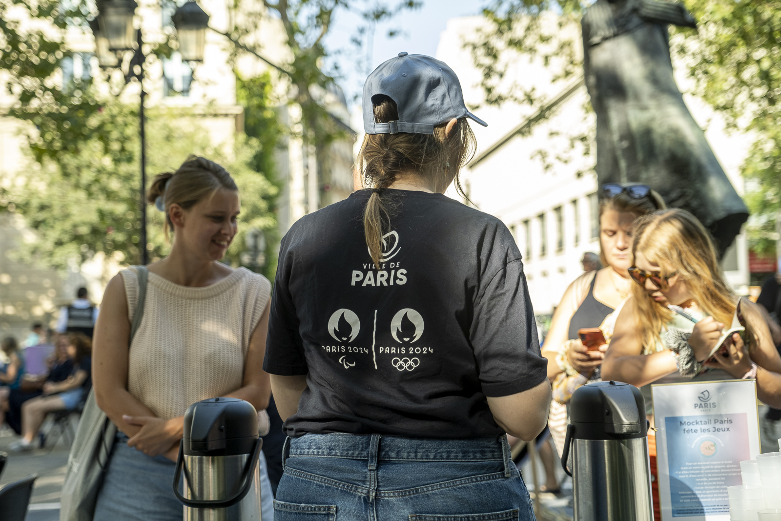 Enfants et adultes participant à un atelier découverte sur les mocktails