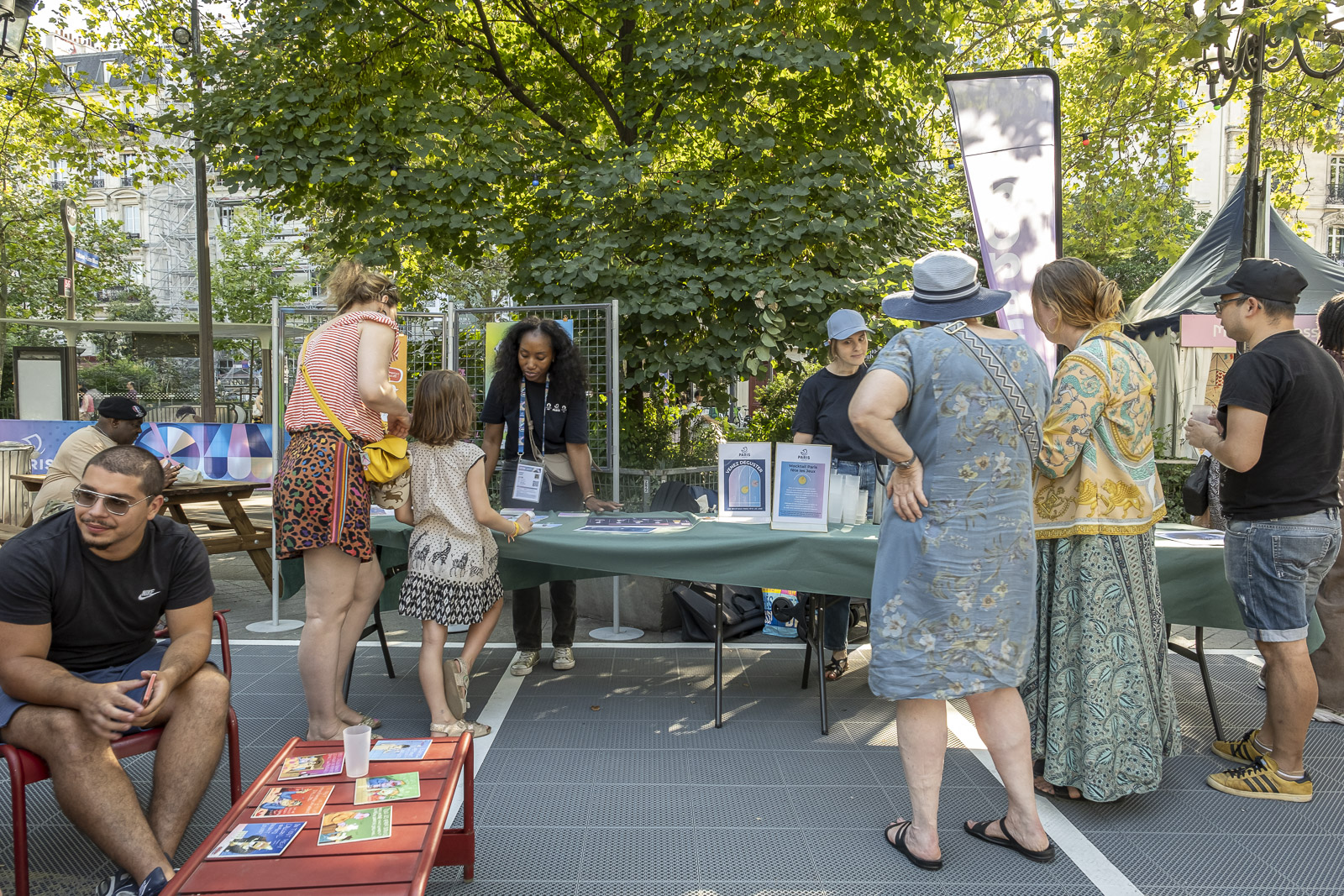Enfants et adultes participant à un atelier découverte sur les mocktails