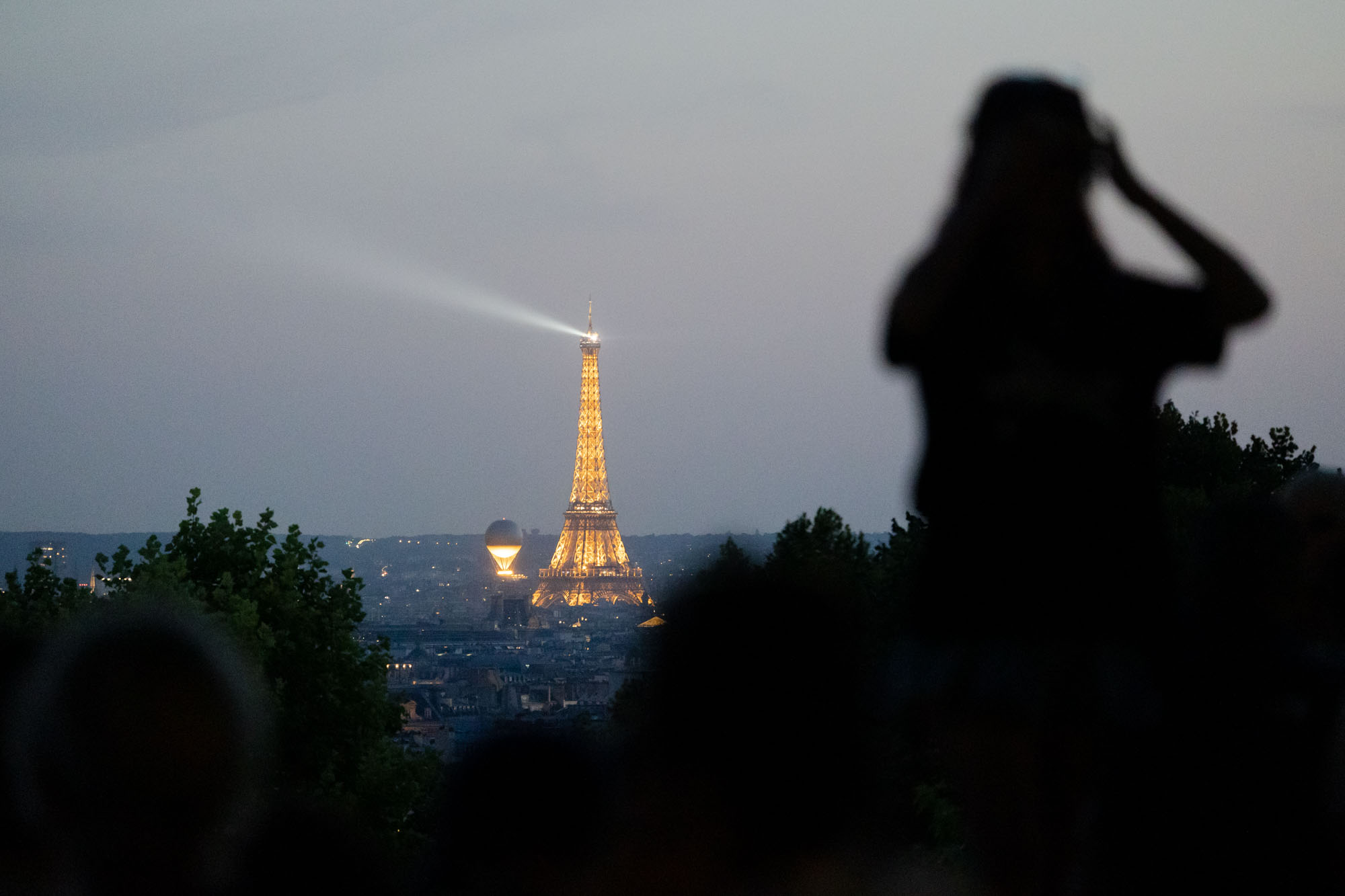 Vasque olympique et la tour Eiffel depuis le belvédère de Belleville