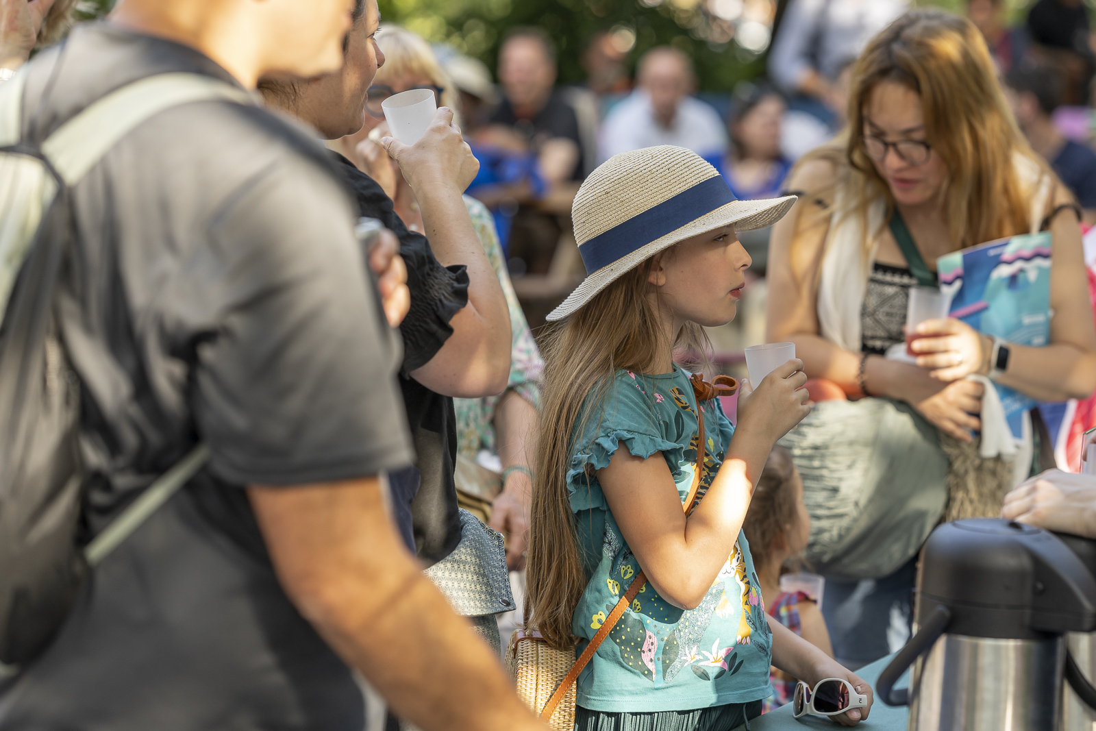 Enfants et adultes participants à un atelier découverte sur les mocktails