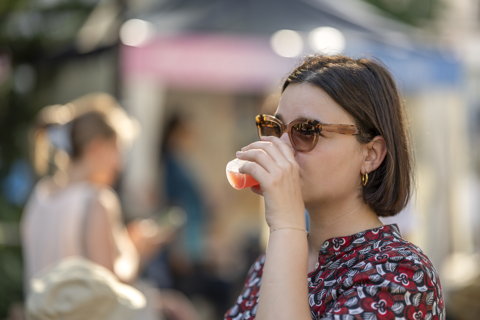 Enfants et adultes participant à un atelier découverte sur les mocktails