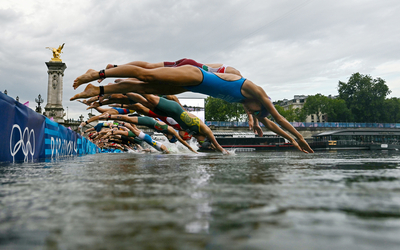 Ce matin, plongeon depuis le Pont Alexandre III pour l'épreuve de natation du triathlon féminin.