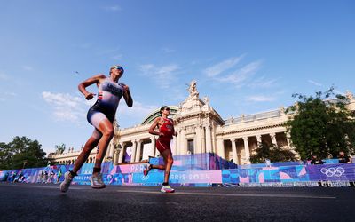 Solveig Lovseth de l’équipe de Norvège et Lisa Perterer de l’équipe d’Autriche devant le Grand Palais lors du triathlon féminin.