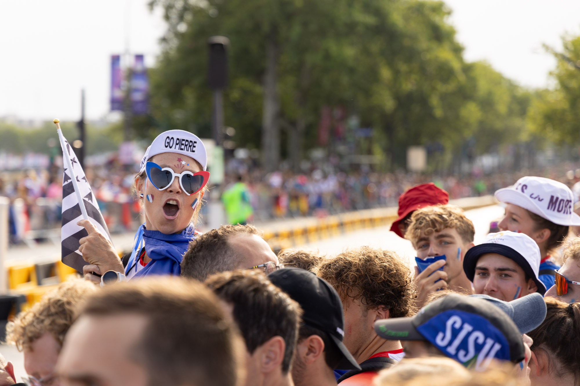 Supporters français lors du triathlon féminin durant les JO 2024.