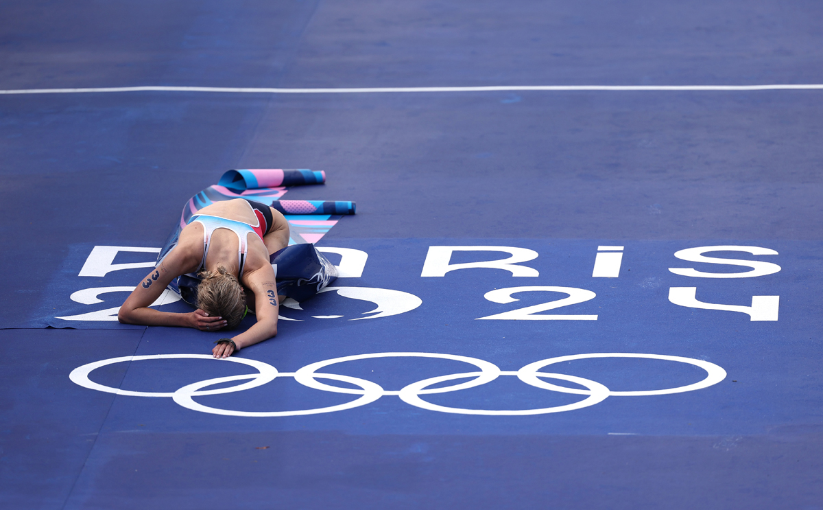 Cassandre Beaugrand, médaille d'or du triathlon féminin, s'écroule à son arrivée.