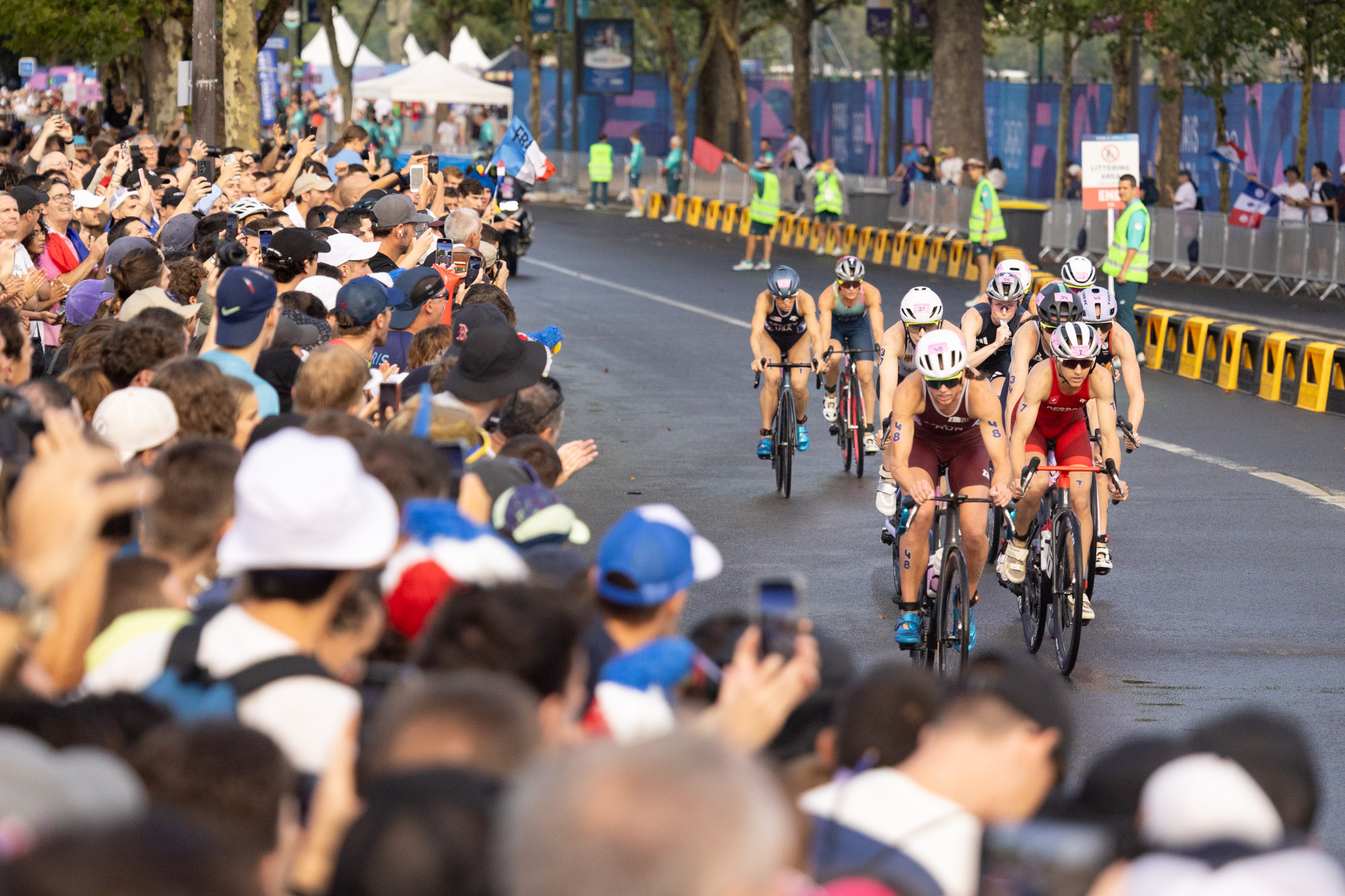 cyclisme lors du triathlon féminin durant les JO 2024.