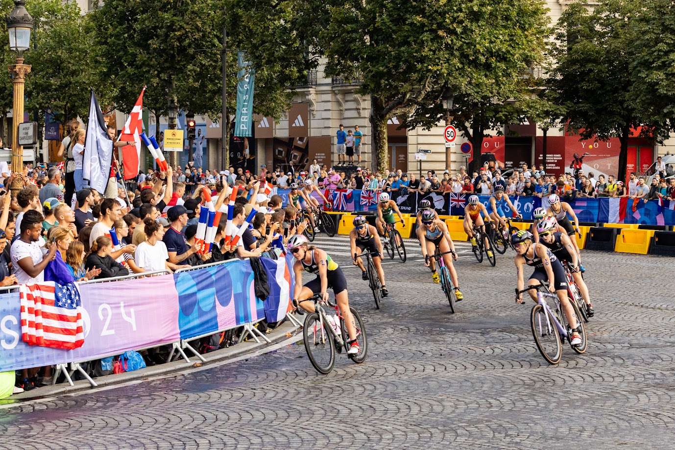 La foule acclame les triathlètes féminines dans les virages.