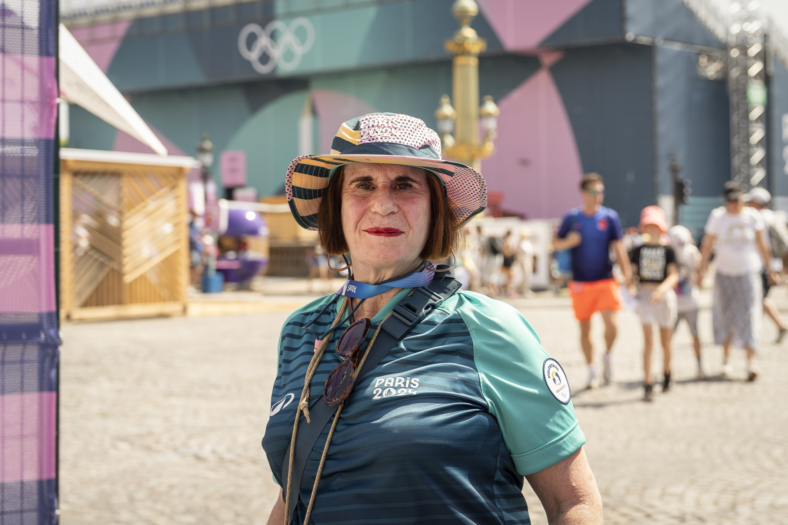 Une femme avec l'uniforme des volontaire pose devant un candélabre de la place de la Concorde