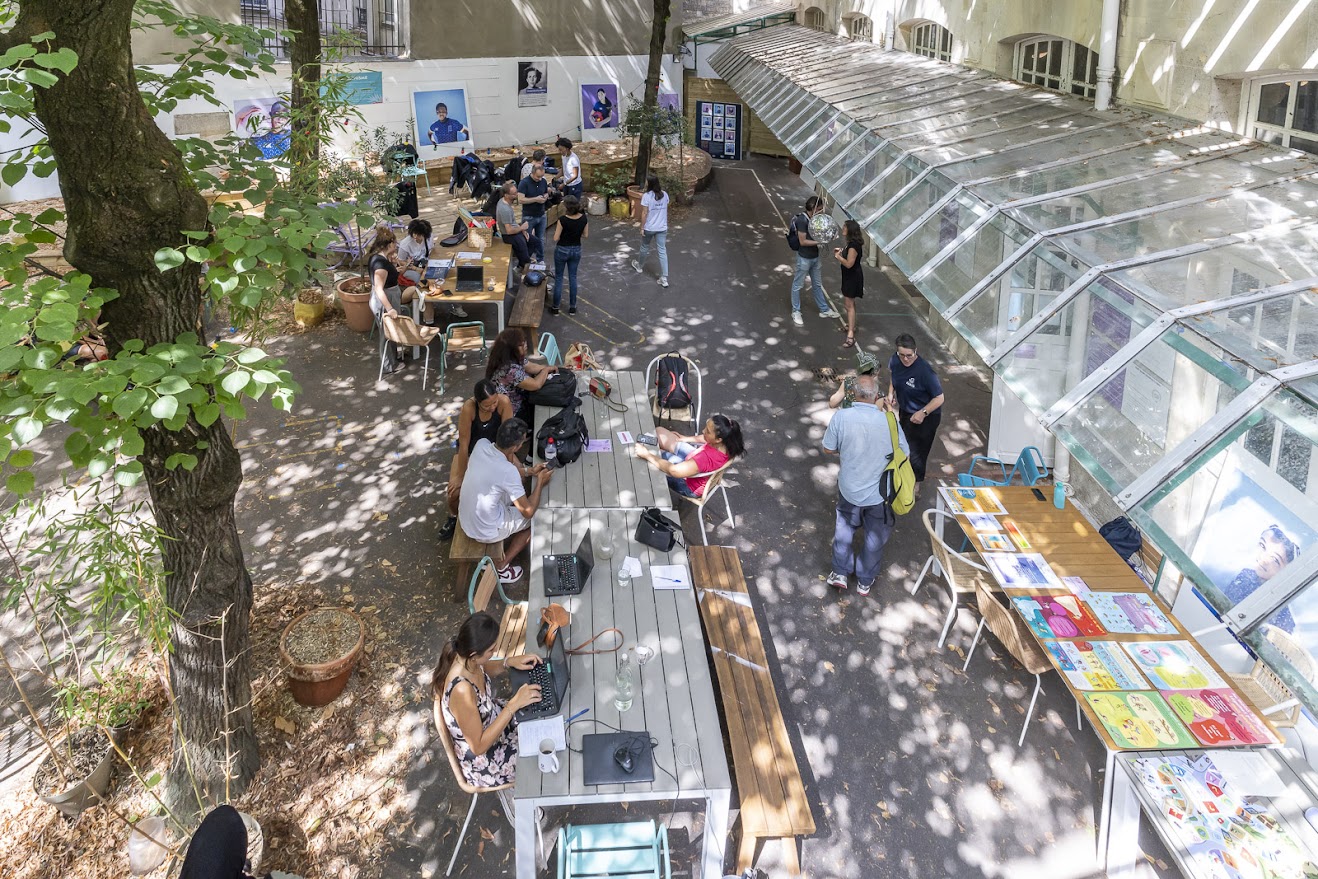 La cour ombragée de la Cité audacieuse est ouverte à tous, pour travailler, prendre un verre ou profiter de la fraicheur.