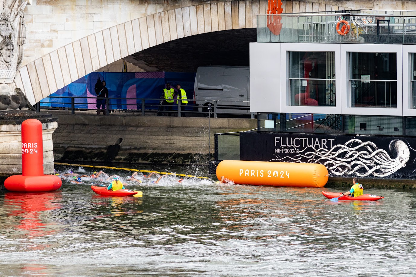 Les triathlètes passent sous le pont des Invalides.