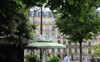 Terrasse avec serveur