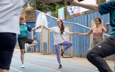 personnes faisant du yoga