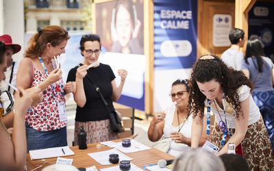 Des participantes sentent des fragrances lors d'un atelier olfactif sur la terrasse des jeux. 