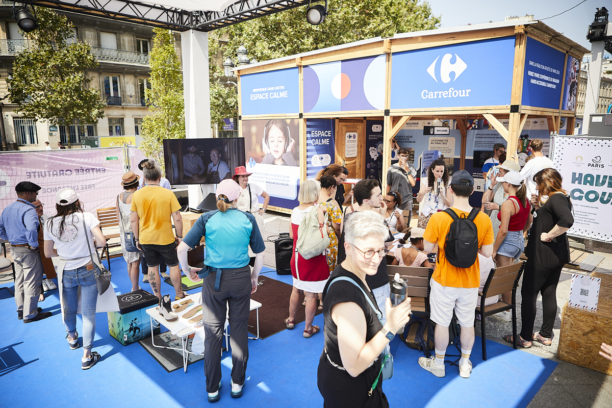 Des participantes lors d'un atelier olfactif sur la terrasse des jeux. 