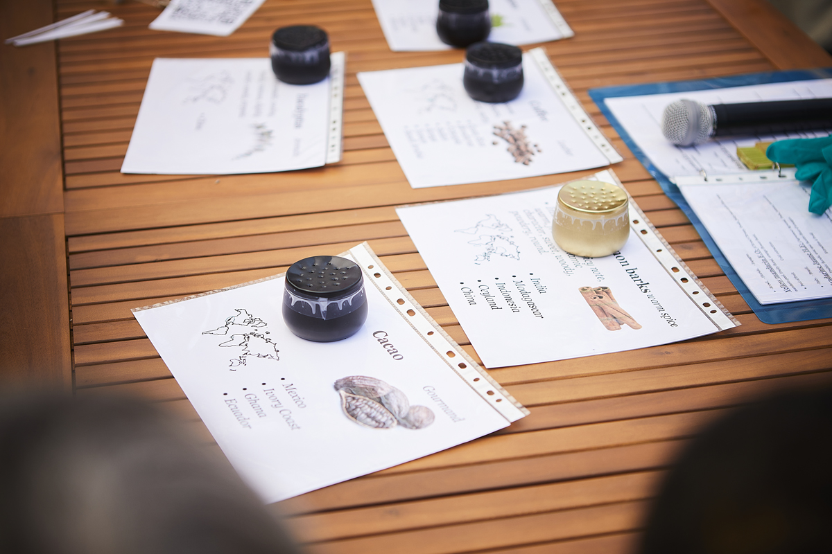 Composition de parfums lors d'un atelier olfactif sur la terrasse des jeux. 