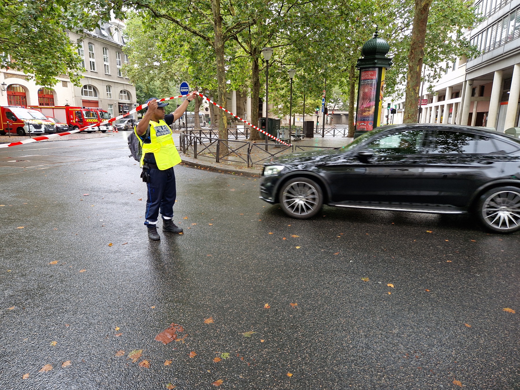 Un policier laisse passer une voiture