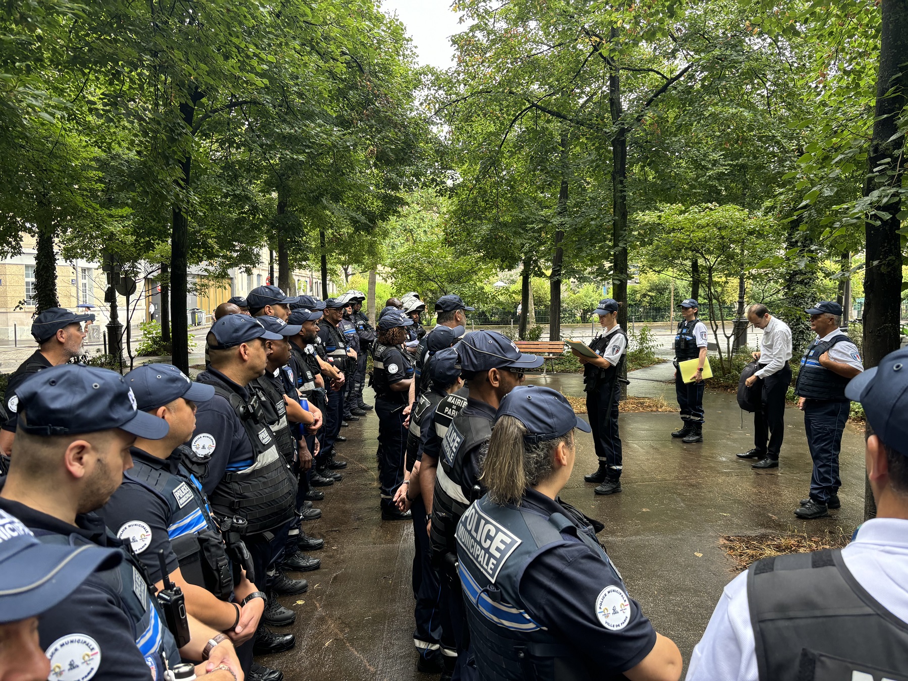Un groupe de policiers écoute les consignes en extérieur