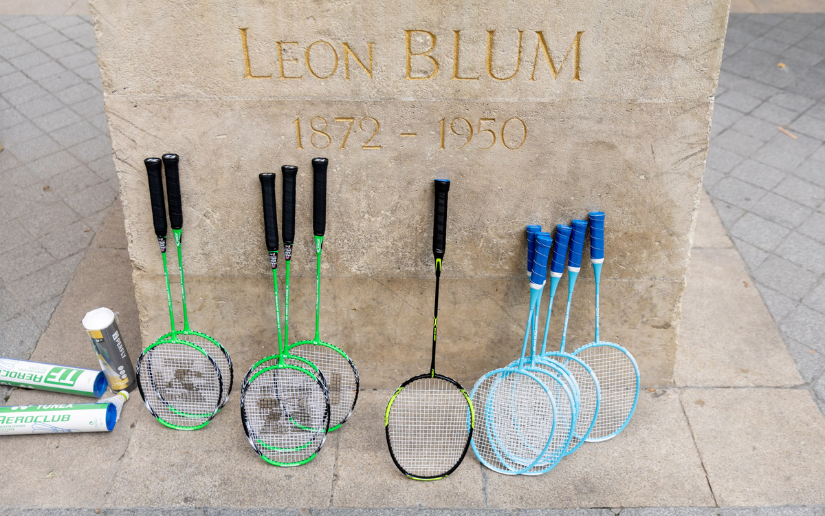 Raquettes de badminton au site de festivités du 11e 