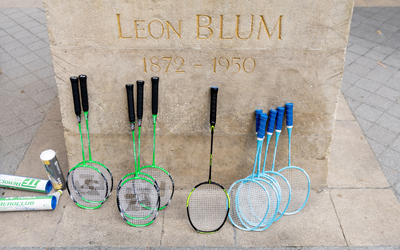 Raquettes de badminton au site de festivités du 11e 