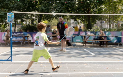 Joueurs de badminton au site de festivités du 11e 