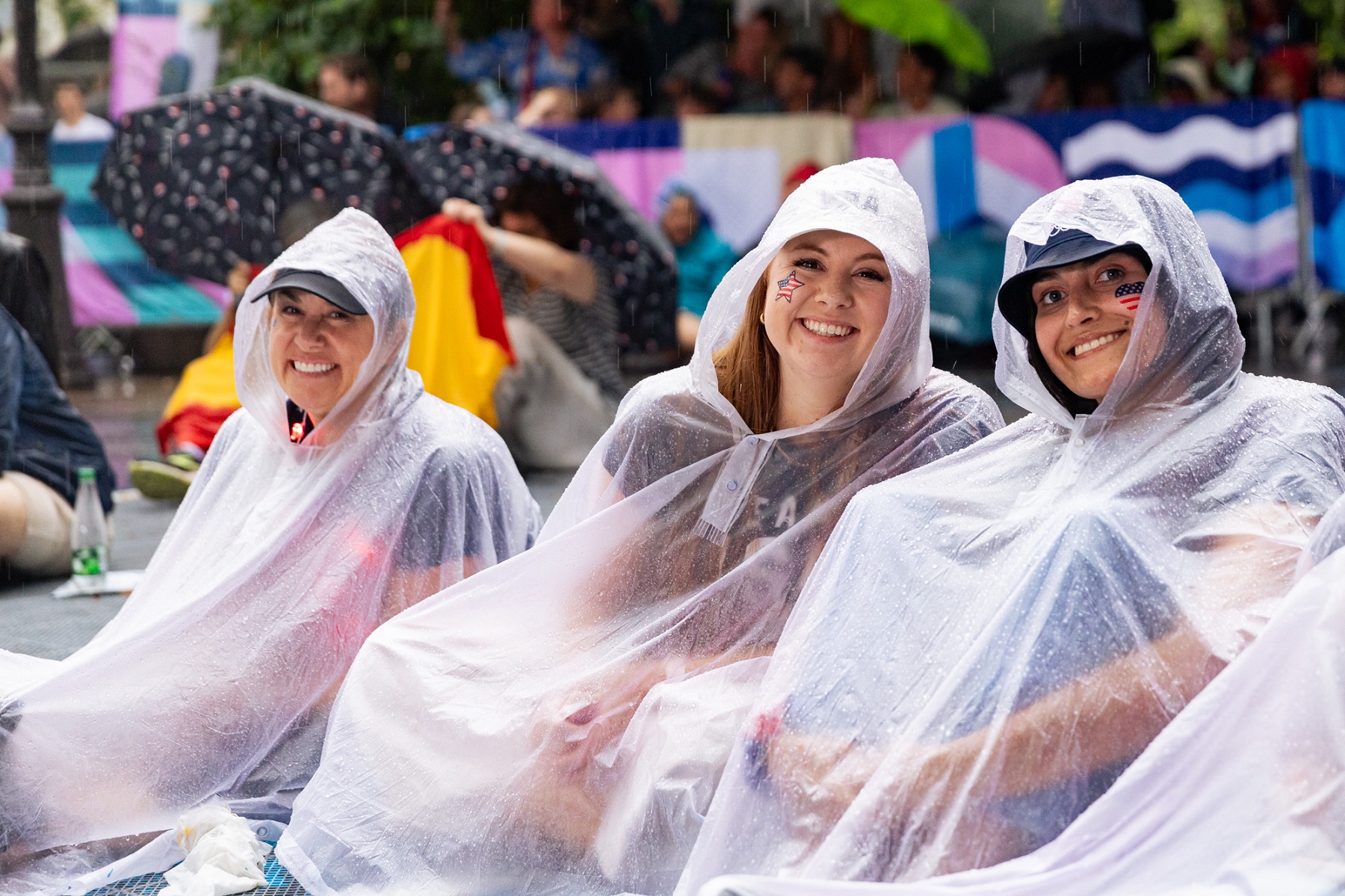 Trois jeunes américaine avec des capes de pluis